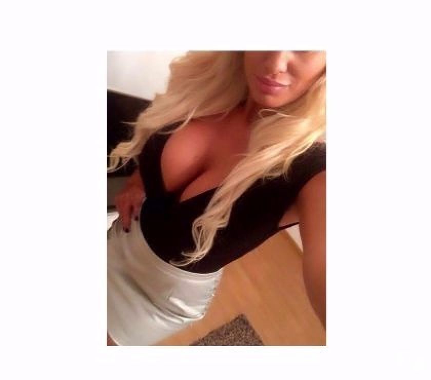 Fantastique e souriante blonde à Evreux